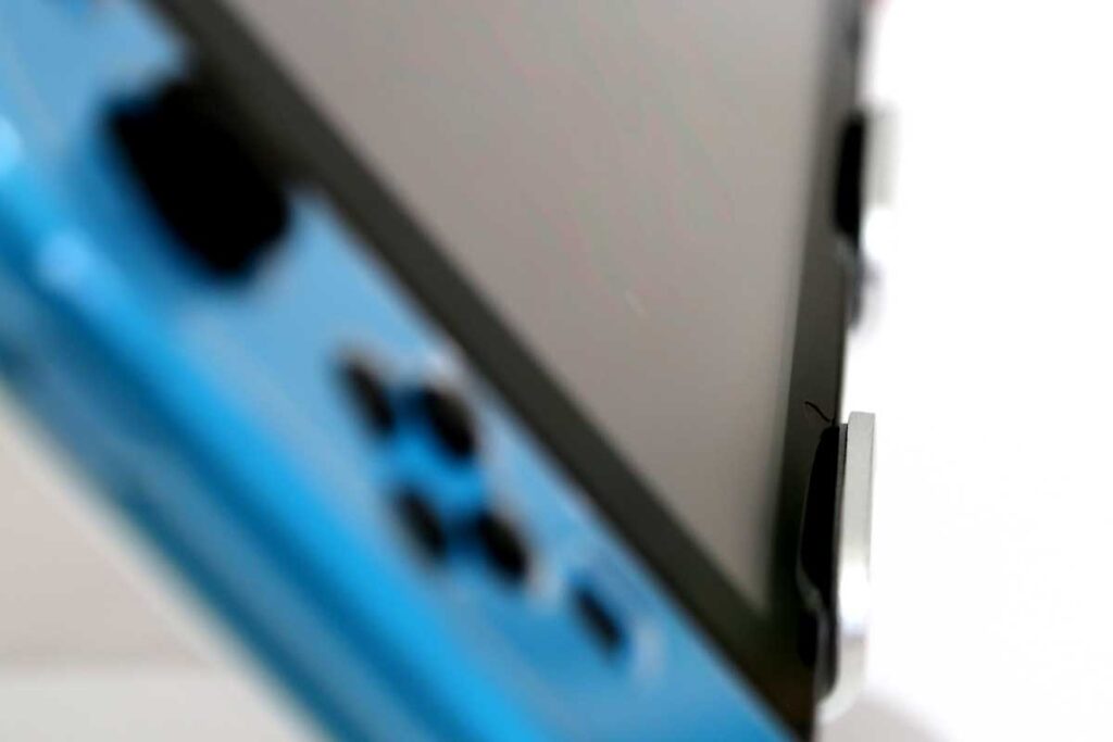Nintendo Switch（ニンテンドースイッチ）の厚さでもしっかりキャッチしています