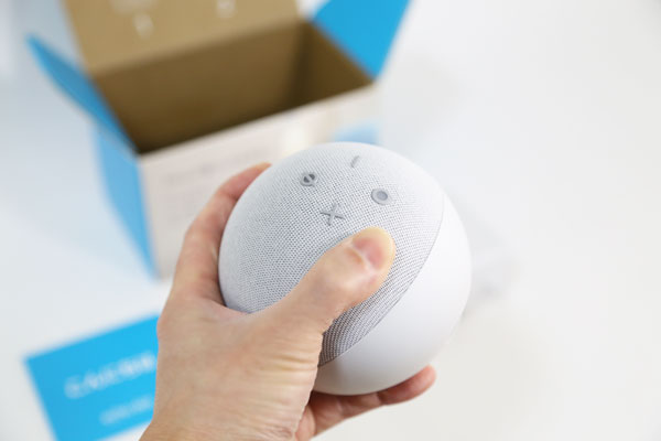 ソフトボールくらいのかわいいサイズ感｜Echo Dot (エコードット) 第4世代 - 時計付きスマートスピーカー with Alexa