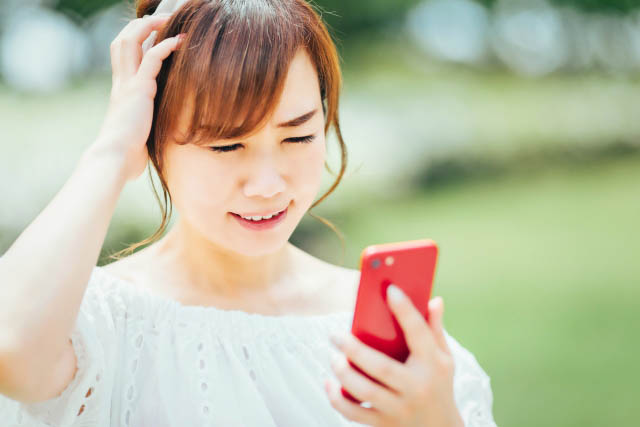 アマゾンギフトメッセージのいい例がないか悩む女性