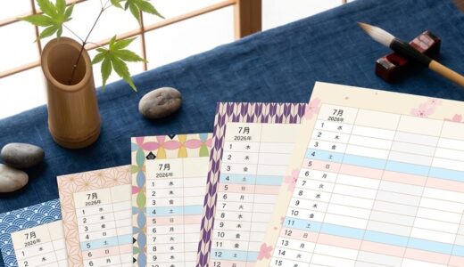 和室の机に並んだ、和モダンな縦型ガントチャート和柄テンプレート5種（桜・麻の葉・七宝・青海波・矢絣）